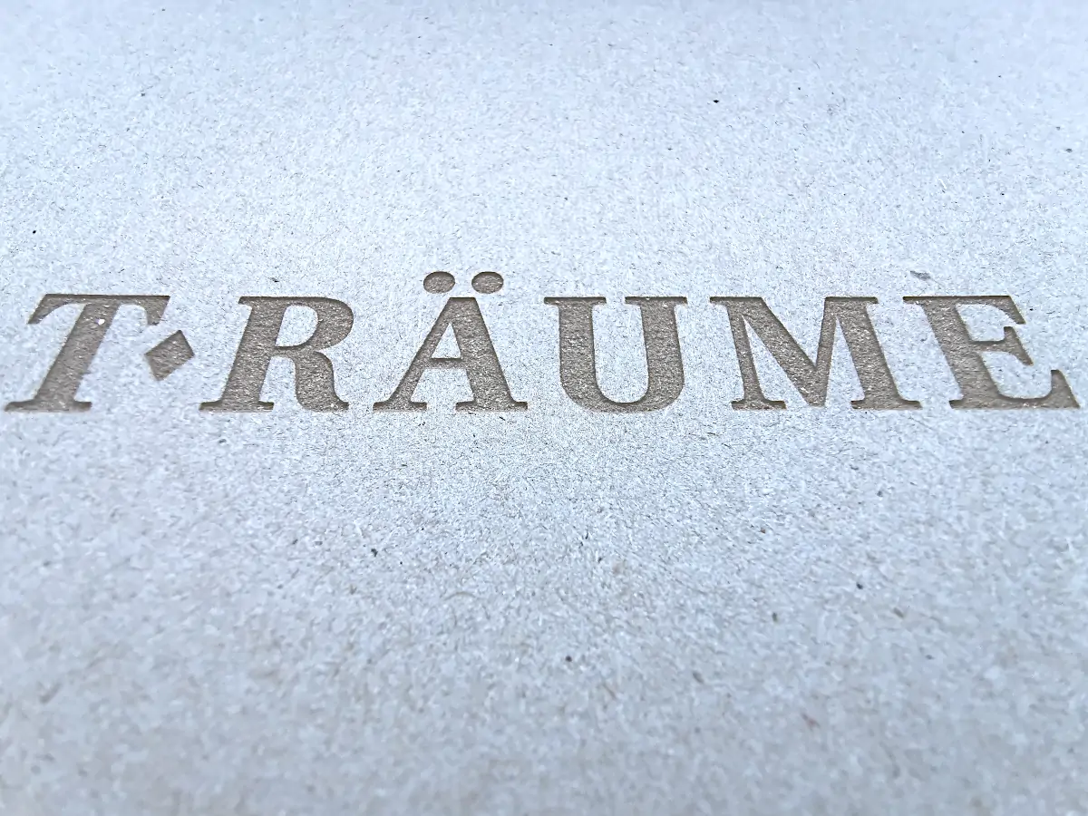 Lasergravur auf grauer Pappe