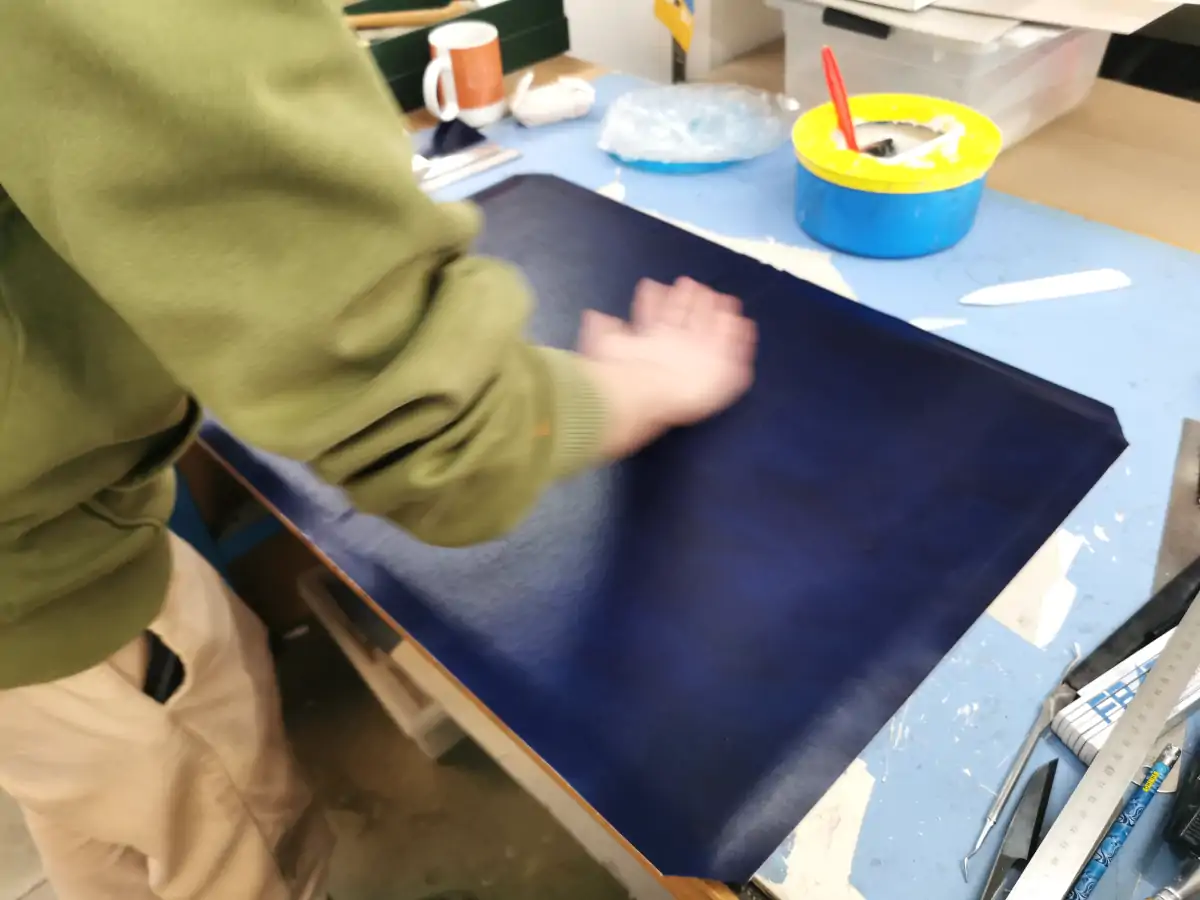 Wachs wird auf das Leder aufgetragen