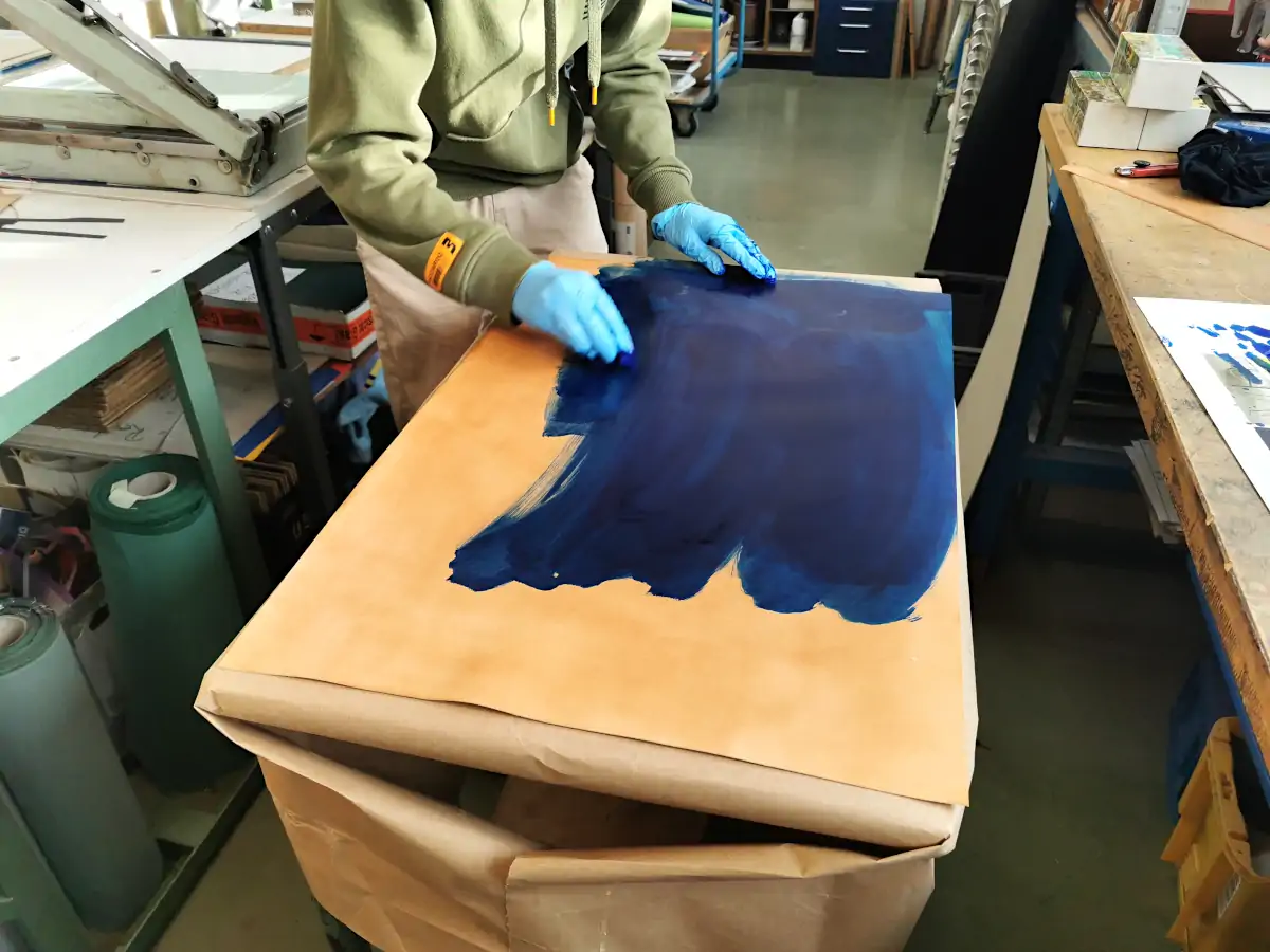 Leder wird eingefärbt