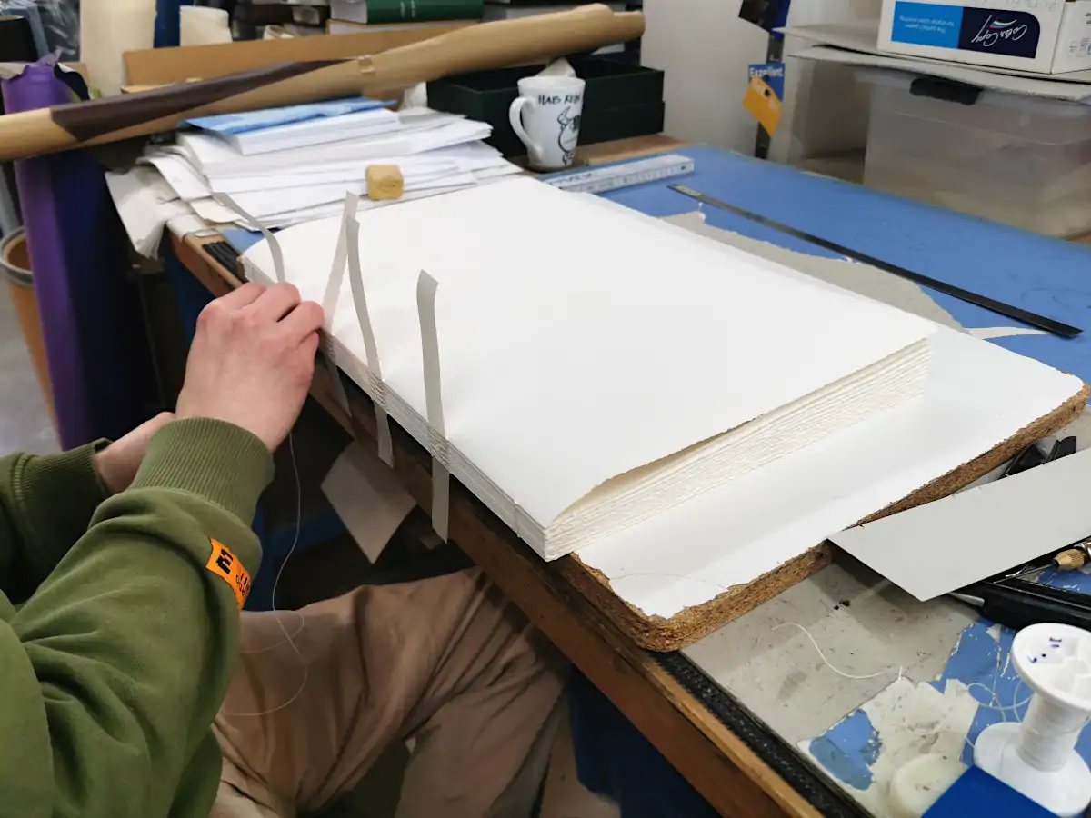 Heften der Lagen mit Nadel und Faden