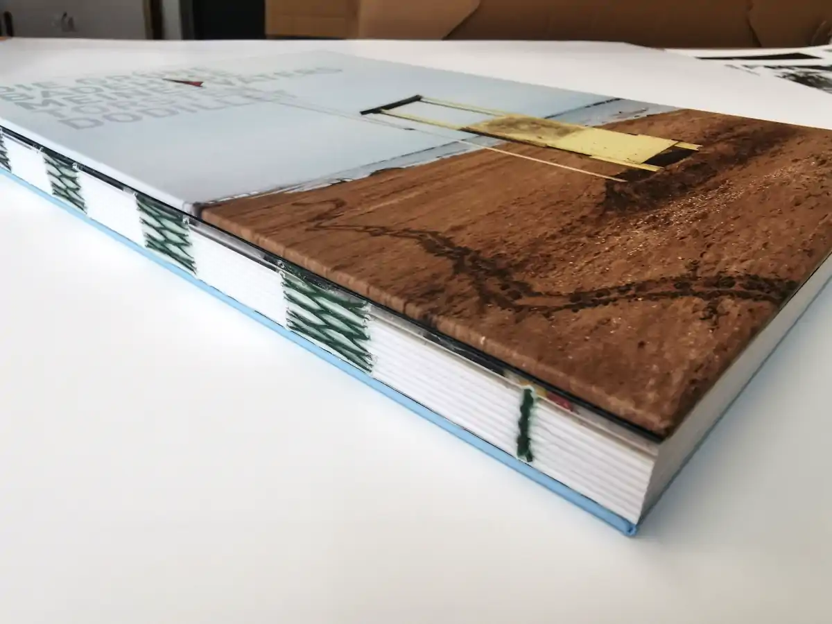 Fadengeheftetes Hardcover mit offen sichtbarer Heftung