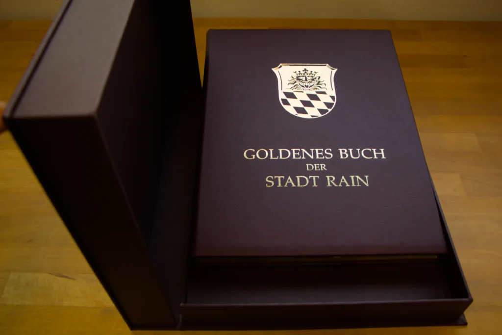 Goldenes Buch der Stadt Rain mit Buchkasette.