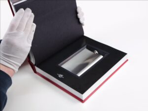 Eingearbeitetes, ausgestanztes Buchversteck, zur Aufnahme eines silbernen "Flachmann's"