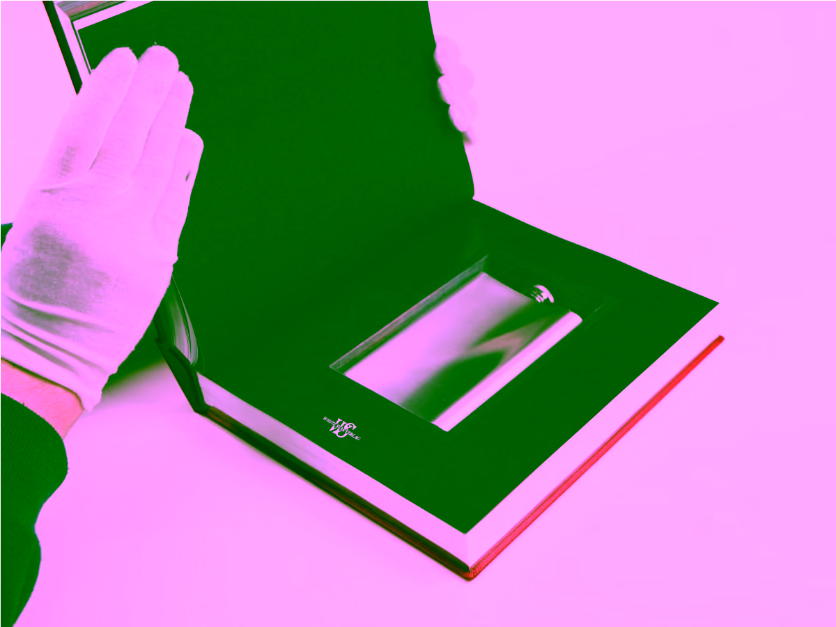 Eingearbeitetes, ausgestanztes Buchversteck, zur Aufnahme eines silbernen "Flachmann's"