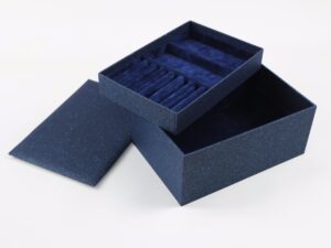 Schmuckbox mit Einsatz und Deckel