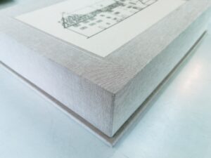 Tableau mit aufgesetzem Deckel