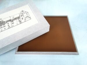 Eine Box zur Aufbewahrung des Gästebuchs, bestehend aus Tableau und Deckel.