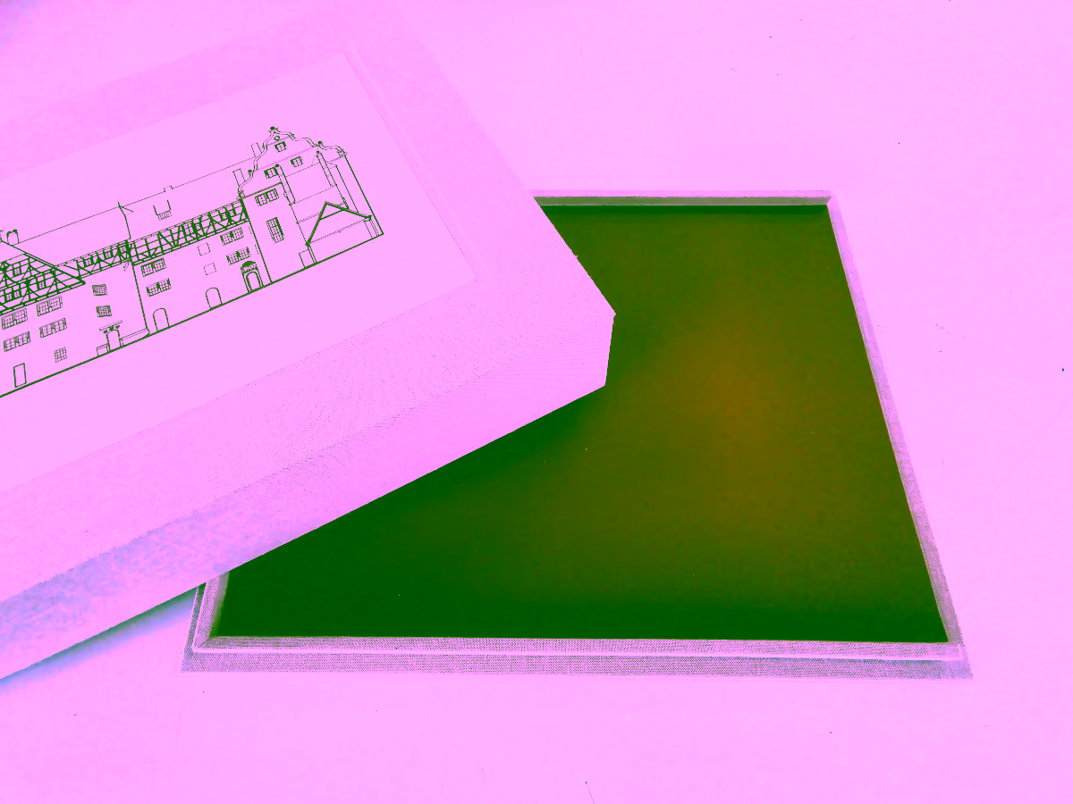 Eine Box zur Aufbewahrung des Gästebuchs, bestehend aus Tableau und Deckel.