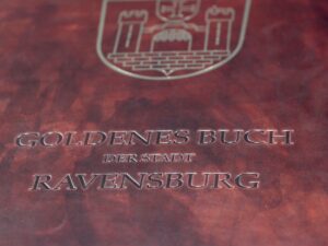 Blind geprägter (ohne Farbe) Schriftzug