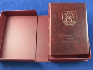 Goldenes Buch und Kassette zur Aufbewahrung
