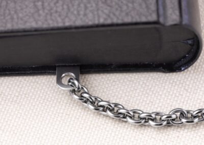 Befestigung am Buch zum Einhängen einer Kette