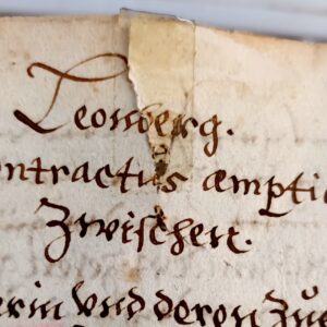 Eingerissene Seite, im Vorfeld unfachmännisch mit Tesafilm repariert.