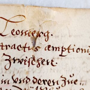 Eingerissene Seite nach Abnahme der Tesafilmverklebung und entfernung der Klebstoffrückstände.