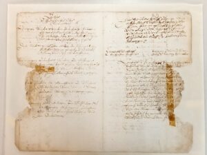 Doppelseite mit angefaserter Fehlstelle. Deutlich sichtbar sind noch verfärbungen dur unsachgemäße Reparaturen mit Tesa-Film.