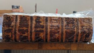 Abweichen der alten Hautleim-Klebstoffreste.