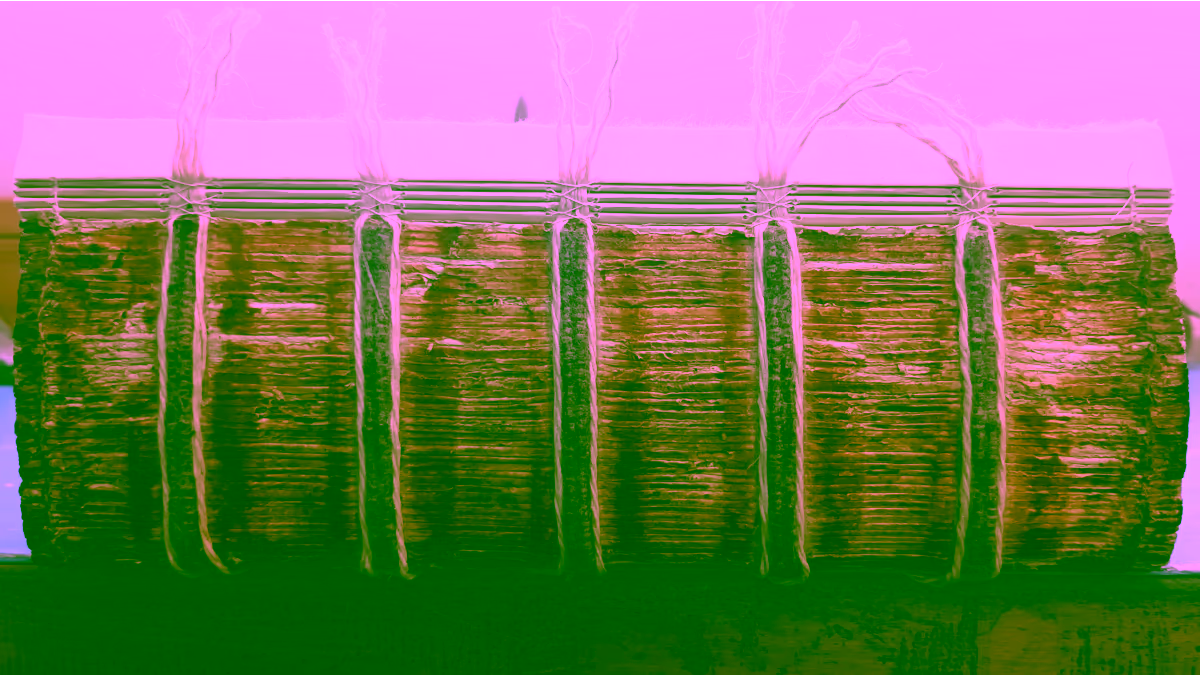 Die angefaserten ersten Lagen werden wieder an den Buchblock angeheftet.