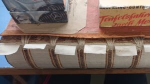 Hinterklebter Buchblock mit aufgeklebten Bünden