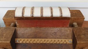 Fertig stabilisierter Buchrücken mit angesetzten Deckeln.