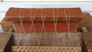 Der Rücken aus Rindleder wird aufgesetzt.