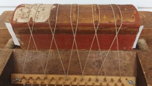 Aufgesetzter alter Rücken auf das neue Leder.