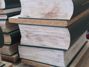 Restaurierung von Gemeindeprotokollen. Nach der Neubindung.