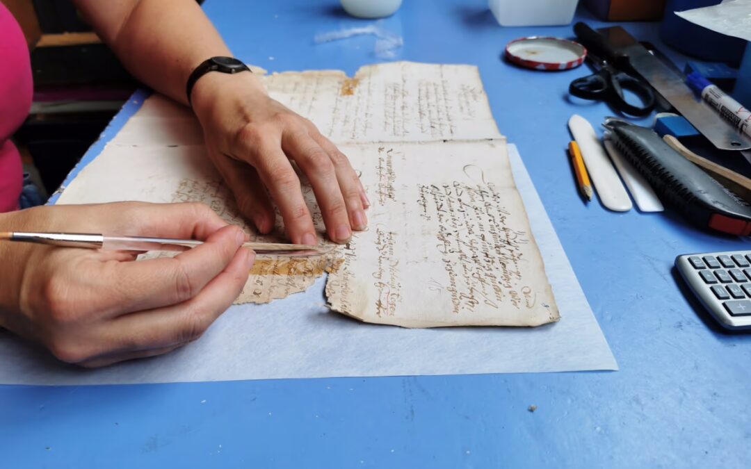 Restaurieren von Papier. Hier Schließen von Rissen.