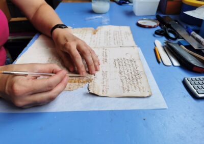 Restaurieren von Papier. Hier Schließen von Rissen.