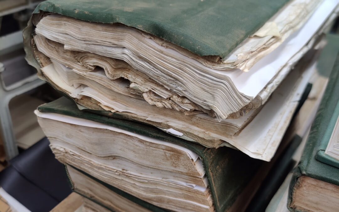 Restaurieren von Gemeindeprotokollen. Wasserschaden an Papier und Einband.