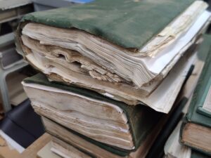 Restaurierung von Gemeindeprotokollen. Wasserschaden an Papier und Einband.