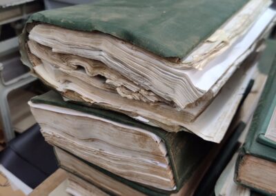 Restaurieren von Gemeindeprotokollen. Wasserschaden an Papier und Einband.