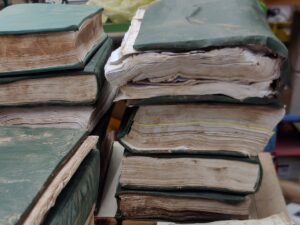 Restaurierung von Gemeindeprotokollen. Wasserschaden an Papier und Einband.