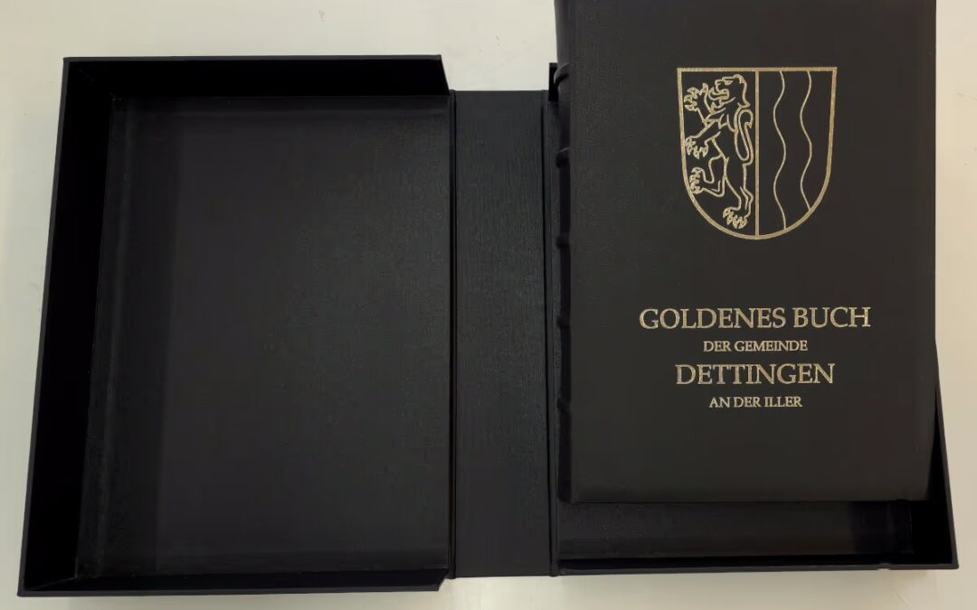 Goldenes Buch in der Kassette