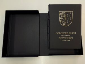Goldenes Buch in der Kassette