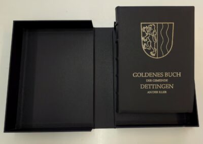Goldenes Buch in der Kassette