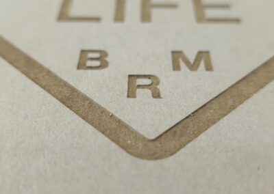Lasergravur auf einer Steifen Broschur in der Detailansicht.